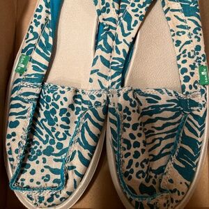 Sanuk slip on shoes teal animal print women’s size 10